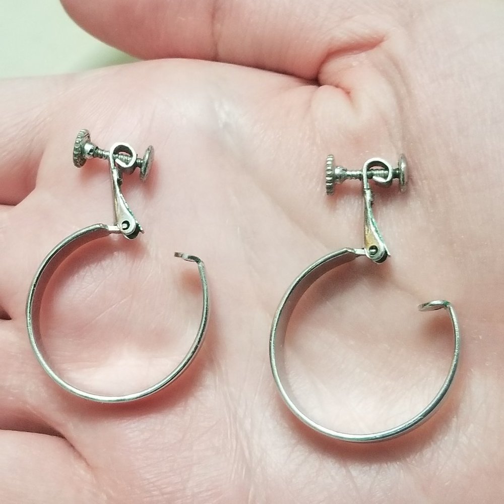 vtg Napier silvertone screwback hoop earrings w hinge - Picture 12 of 13